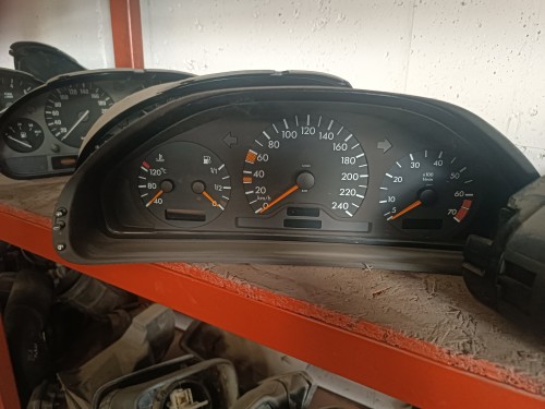 Mercedes 210 kasa kilometre saati 2105400348